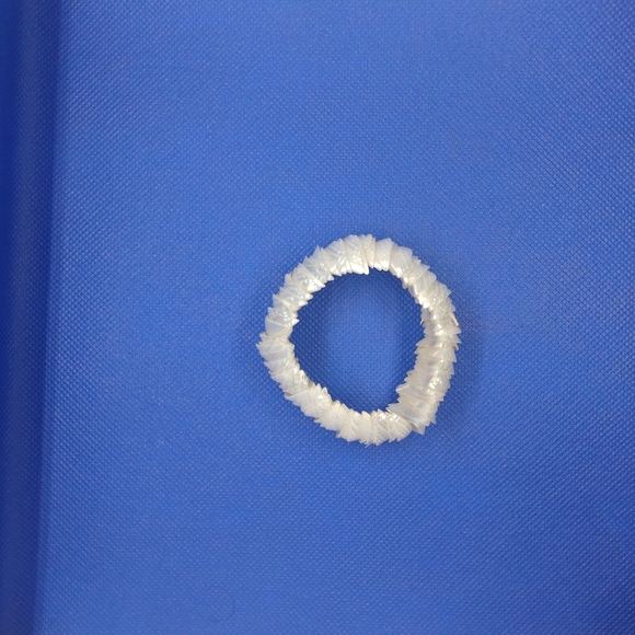 Elegant White Shell Bracelet - Picture 2 of 2